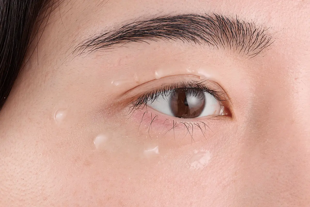 １プッシュ後ヘッドを目元にトントンと適量をのせる