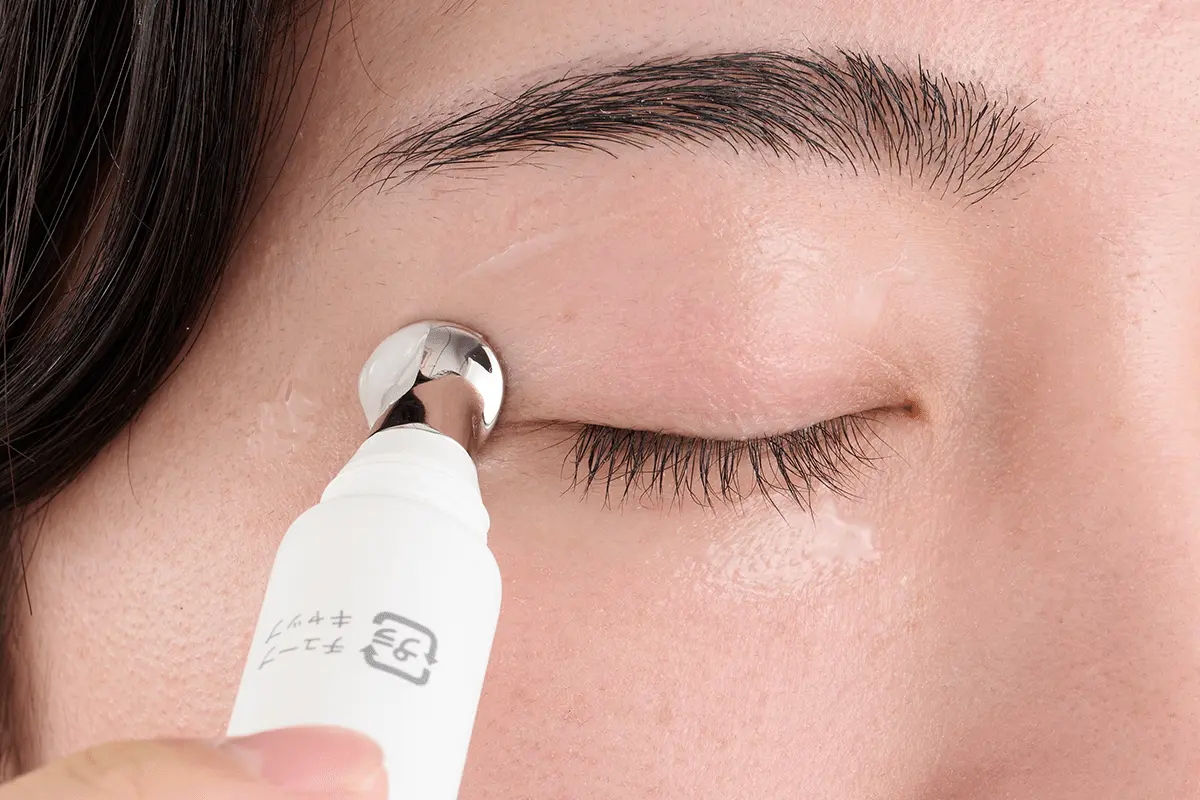 目頭から目尻へ上まぶた、下まぶた同様に美容液を伸ばす
