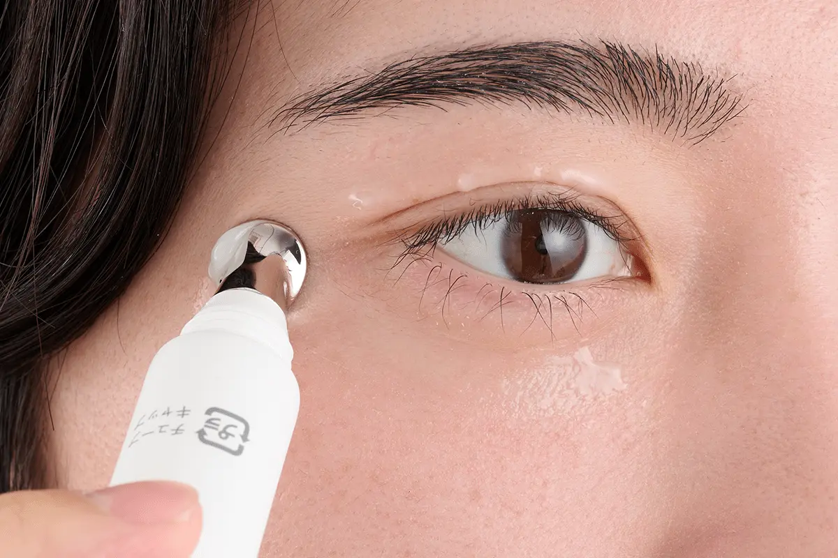 ヘッド部分で目尻を引き上げなら塗布