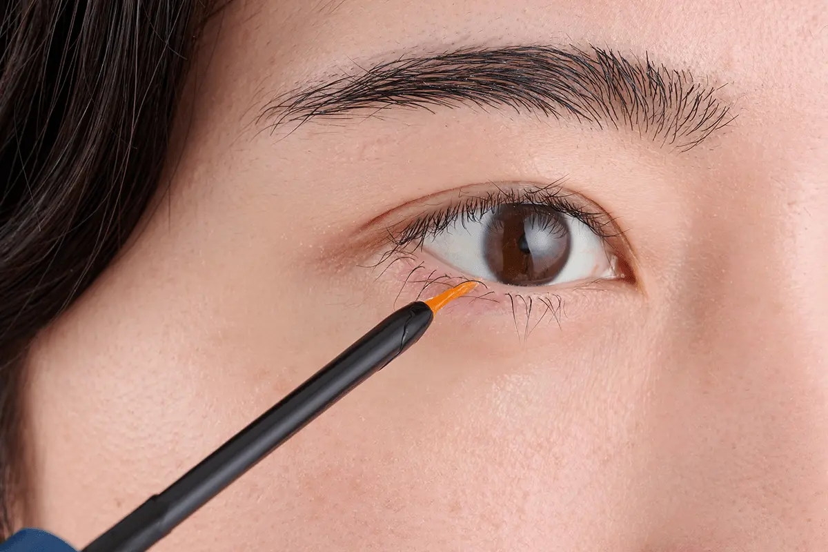 １プッシュ後ヘッドを目元にトントンと適量をのせる