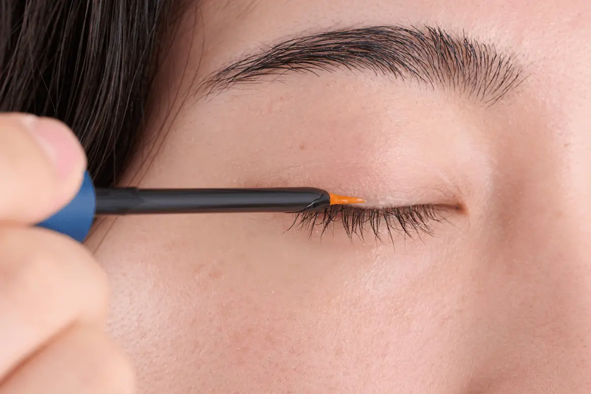 目頭から目尻へ上まぶた、下まぶた同様に美容液を伸ばす